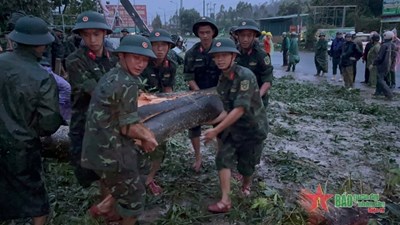 View - 	Bộ đội sát cánh cùng nhân dân khắc phục hậu quả bão số 3